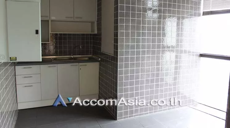 7  Studio Office Space For Rent in Sukhumvit ,Bangkok BTS Ekkamai at Modern Town Building AA17506